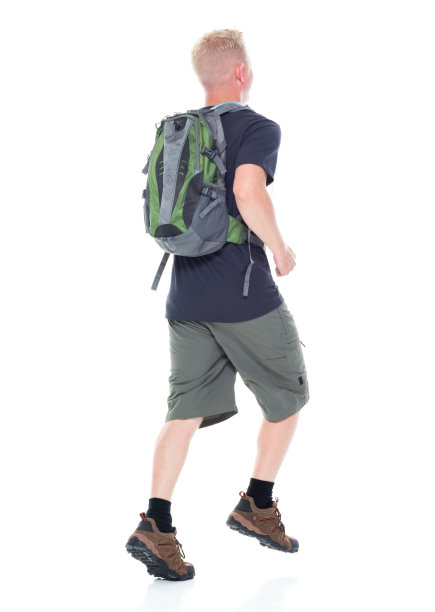 迷人的年轻男性徒步旅行者跑步图片下载