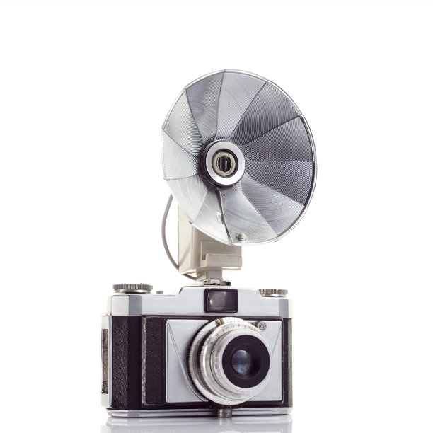 老式的带有闪光灯的白底测距胶片相机图片下载