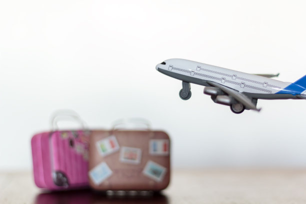 飞机飞过旅行行李图片下载