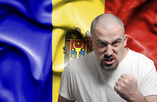 愤怒的人反对摩尔达维亚国旗图片下载