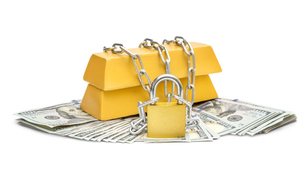 用铁链锁住的金条和白色背景上的美钞。图片下载