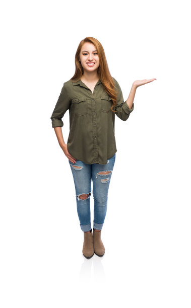 漂亮的年轻女子站在那里，假装手上拿着什么东西图片下载