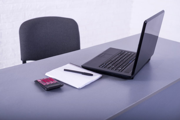 工作地点:笔记本电脑，计算器，笔记本和笔。图片下载