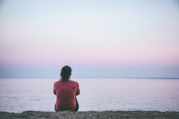 在海滩上放松的女人图片下载