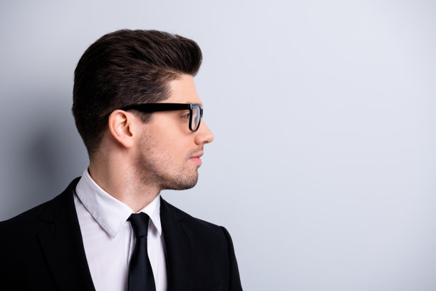 特写个人资料侧视图他的肖像，他漂亮优雅，有吸引力，坦率冷静的家伙执行领导人专家开发经纪人孤立在浅灰色的背景图片下载