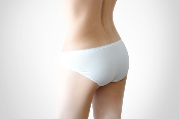 女人身材完美，皮肤柔软，臀部和屁股穿白色内衣图片下载