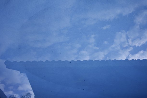 游泳池中的倒影图片下载