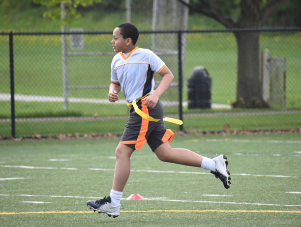 腰旗橄榄球：跑动中的球员图片下载