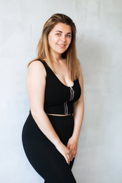 穿着黑衣服的年轻漂亮的女人图片下载