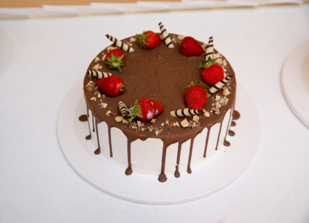 桌子上有甜蛋糕图片下载