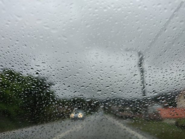 乡村道路的模糊视野。图片下载