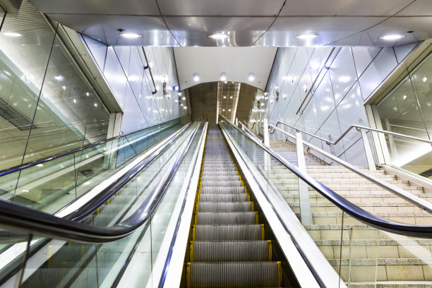 现代的自动扶梯和楼梯，背景与复制空间图片下载