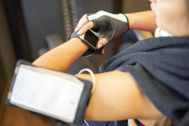 女运动员使用智能设备图片下载