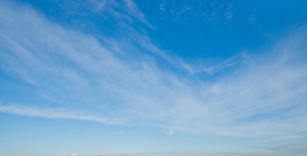 蓝天中的卷云图片下载