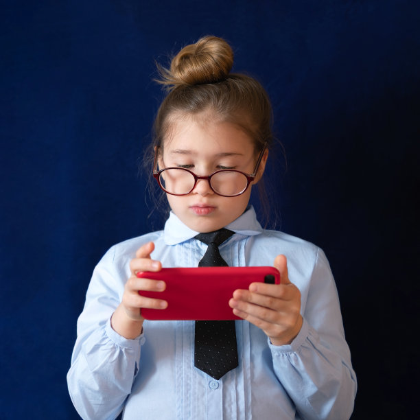 小学生拿着智能手机图片下载