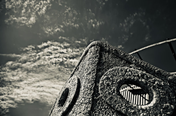 一张废弃的金属船的独特照片图片下载