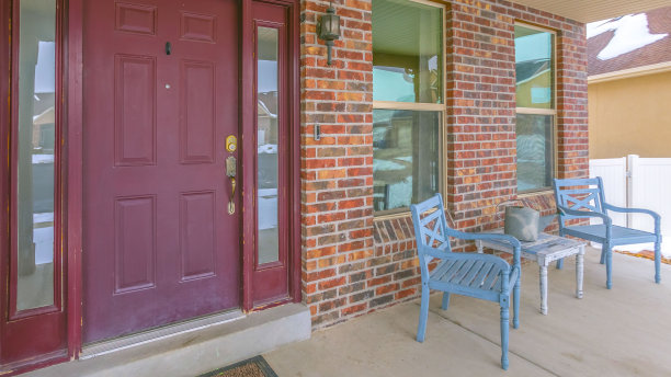 清晰的全景房屋立面，红色的前门和反光的侧灯和窗户图片下载