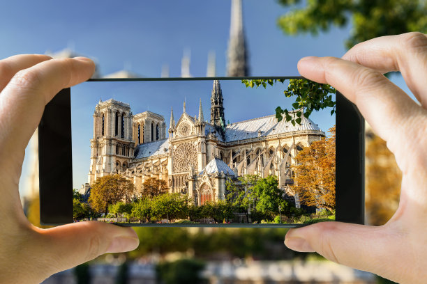 游客拍照巴黎圣母院在夏天，法国图片下载