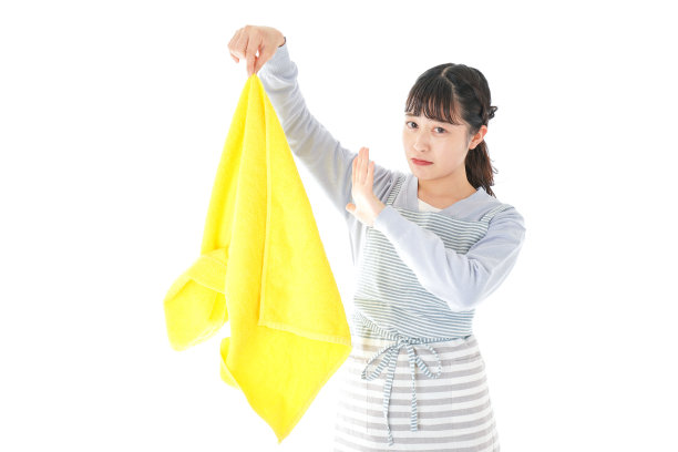 穿着脏衬衫的年轻女人图片下载