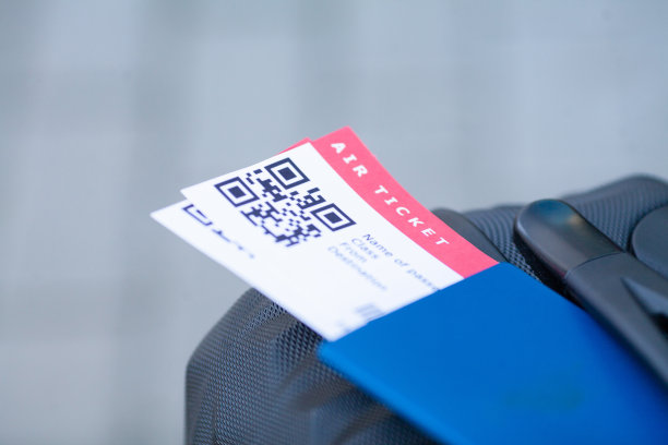 旅行。女孩在机场持有护照和登机牌的特写图片下载