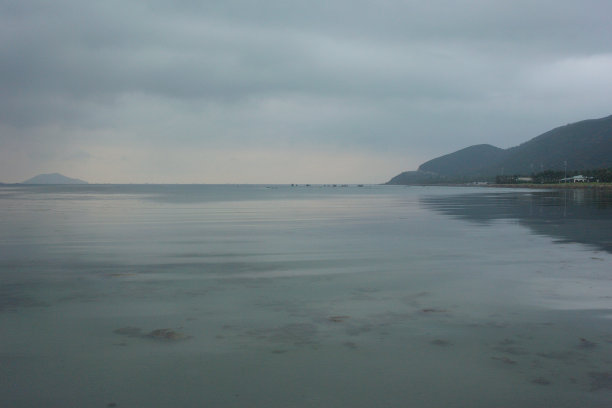 一个多云的早晨，在越南芽庄庆和的钻石湾图片下载