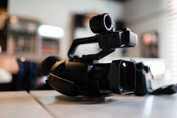 咖啡厅的桌子上放着专业摄像机图片下载