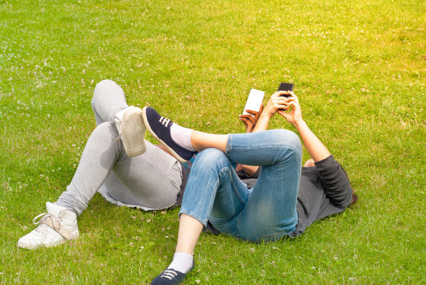 少女在户外使用智能手机图片下载