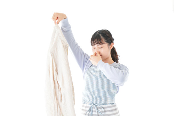 穿着脏衬衫的年轻女人图片下载