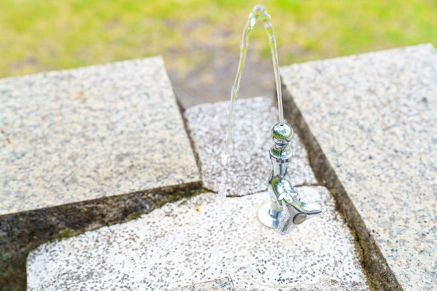 公园里的饮水机图片下载