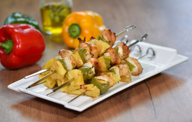 白盘子上的甜椒鸡肉串，靠近点。图片下载