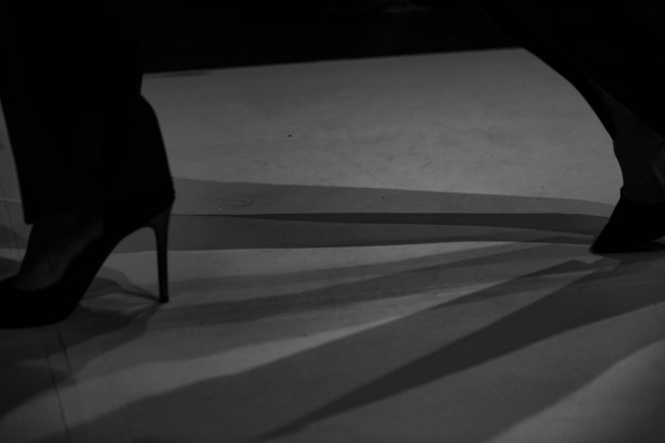 走在阴影中图片下载