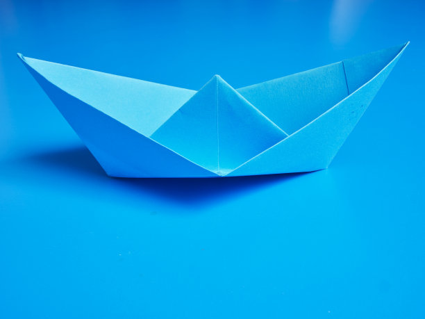 概念商业折纸蓝船纸最小上蓝色背景图片下载
