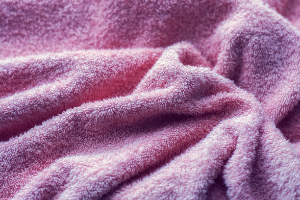 软组织纤维的质地。特写镜头。柔软的婴儿织物，波浪和褶皱。柔和柔和的织物质感。柔软织物上的褶皱。玫瑰毛巾毛巾布。图片下载