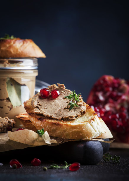 肉肝酱烤面包与水果种子和香料香草，棕色厨房桌子，复制空间，选择性重点图片下载