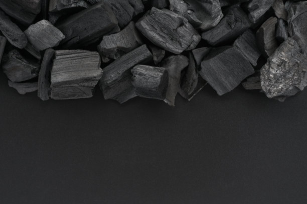 黑色木炭背景与拷贝空间，俯视图。图片下载
