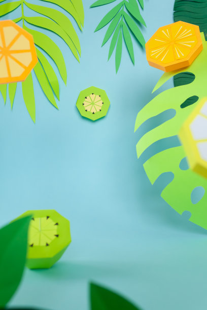 纸做的水果。蓝色背景。热带地区。图片下载
