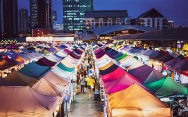 夜市的模糊形象。图片下载