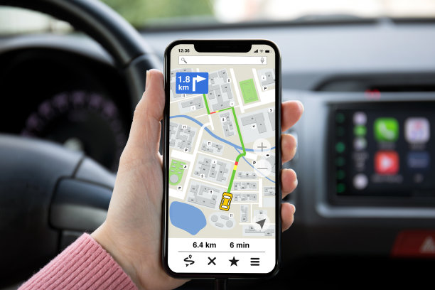 女人手持手机与应用导航地图在屏幕上图片下载