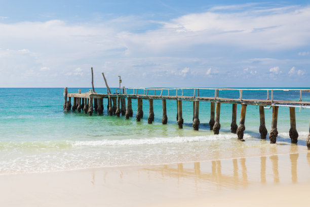 延伸到海里的桥。图片下载