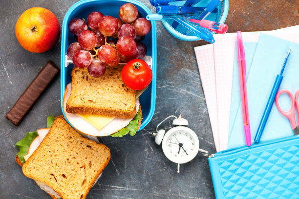 容器中的健康午餐。学校的概念。俯视图图片下载