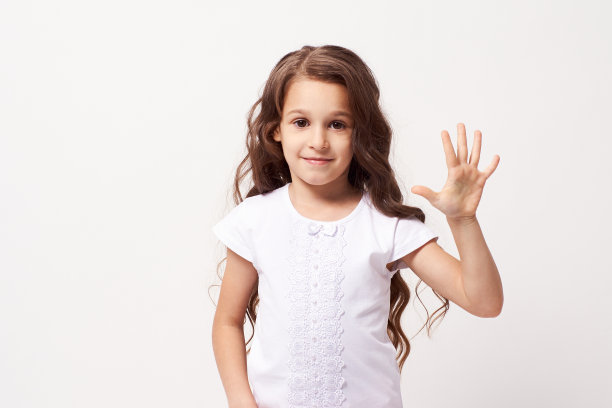 美丽的肖像。黑发的女孩。光背景图片下载