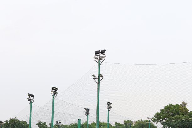 许多聚光灯杆与天空为背景，户外运动场地设备图片下载