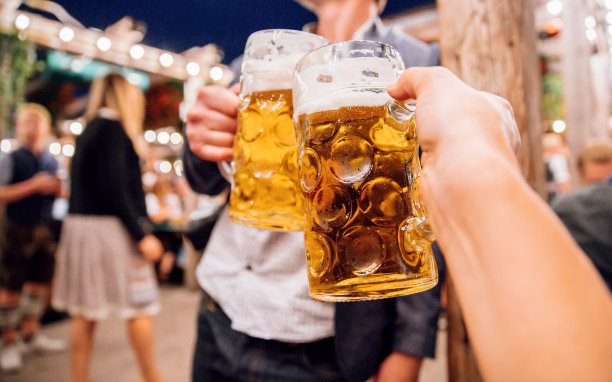 德国慕尼黑啤酒节上的土司啤酒图片下载