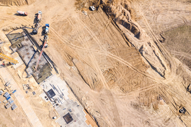 建造新建筑物的混凝土基础。空中俯视图图片下载