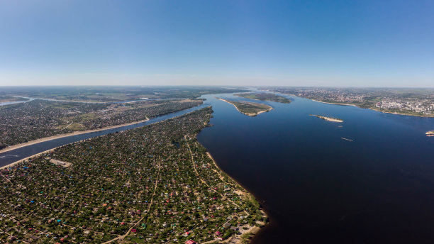 小镇鸟瞰图。许多房屋、道路图片下载
