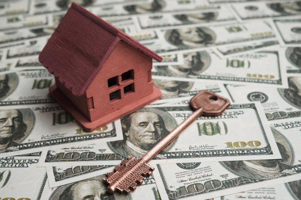 木屋，钥匙上的背景是美钞。图片下载