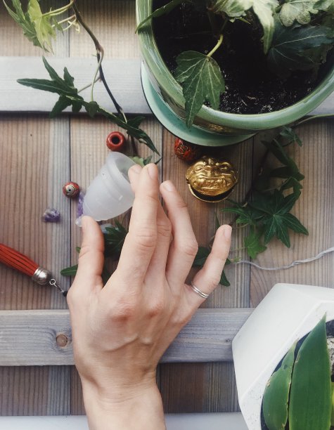 月经杯和年轻女子的手图片下载