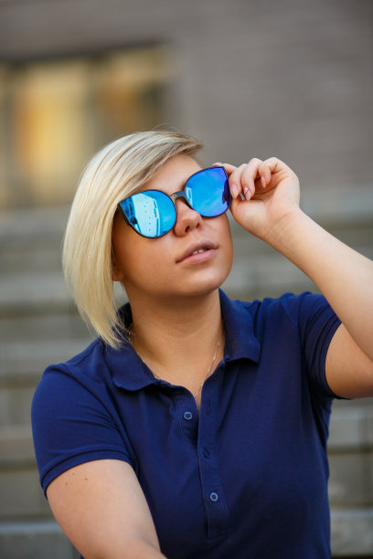 戴着墨镜的时髦女孩仰望天空图片下载