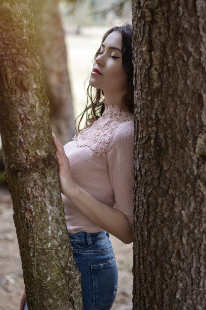 日落时森林里的年轻女子图片下载