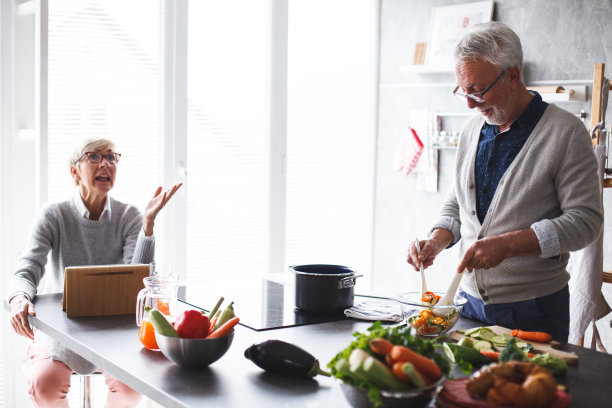 老夫妇在厨房里图片下载